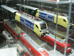 Vitrine für Modelleisenbahnen H0 & LOKS