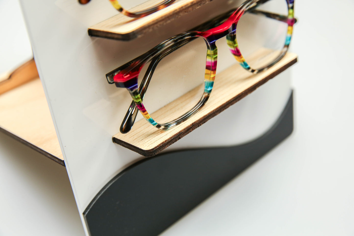 JvG Display mit Holzelementen CA-0136